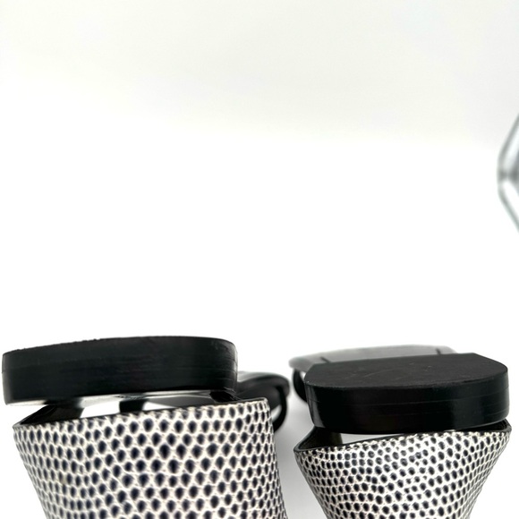 Alexander Wang Alek Ankle Cuff Flat Sandal black white embossed leather - Picture 9 of 9